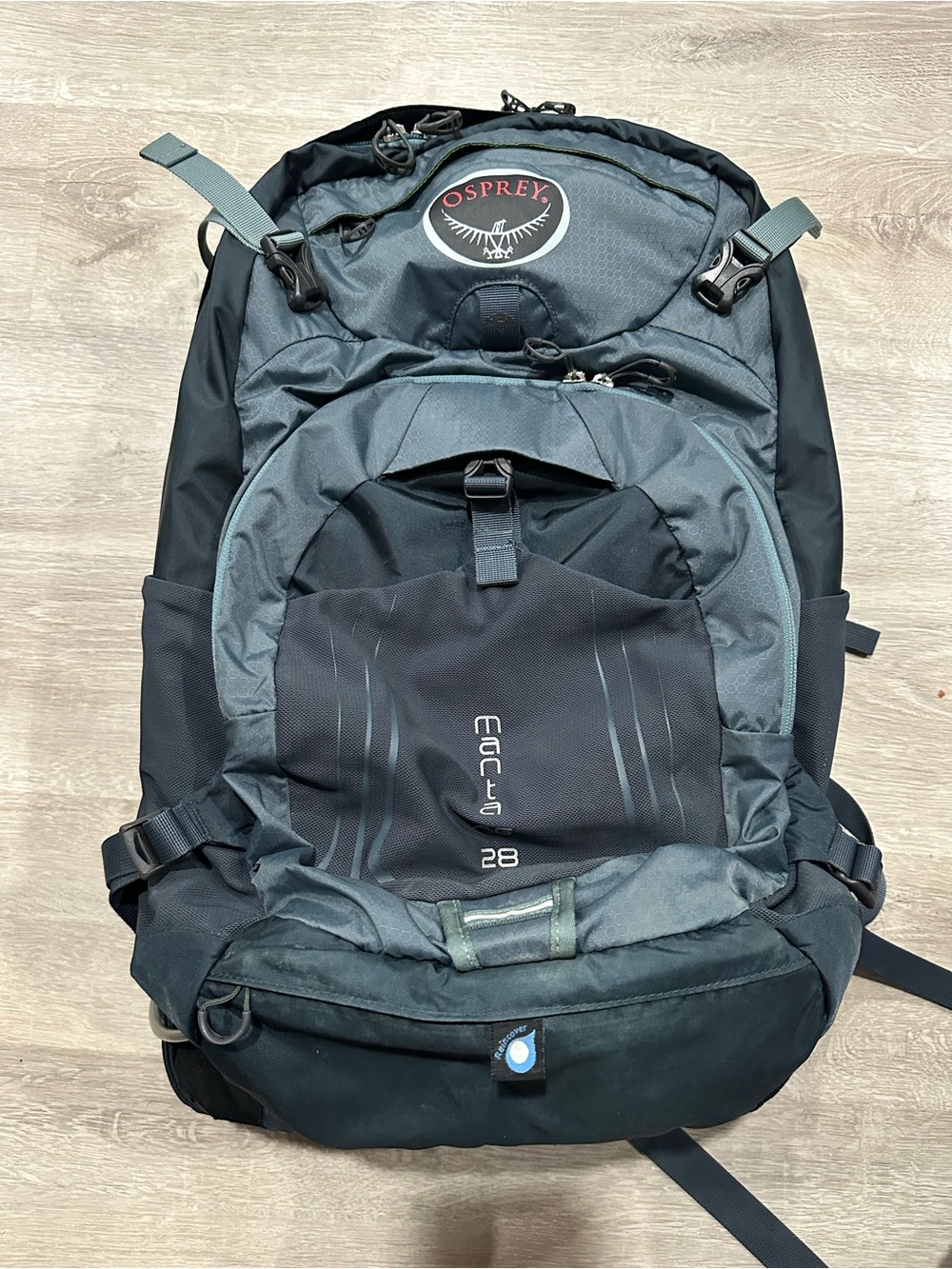 BGA36 Osprey Manta AG 28 Backpack Teal Blue W/ Rain Cover Hiking Biking Camping